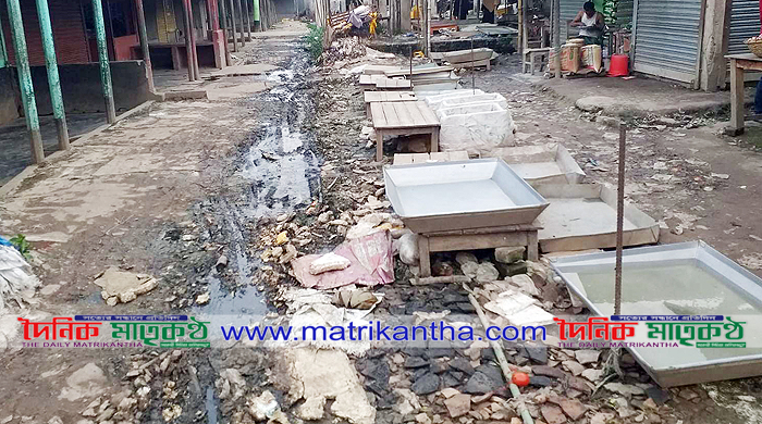 পাংশা পৌর মাছ-মুরগি বাজারে নোংরা ও অস্বাস্থ্যকর পরিবেশ